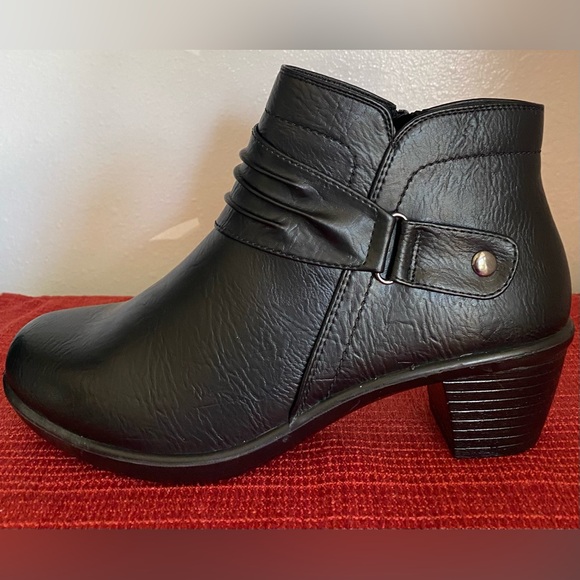 NWT.. WOMENS Easy Street Black Ankle Booties - Picture 9 of 16